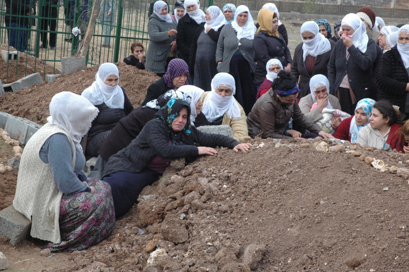 Açıkgöz ailesi gözyaşları içerisinde toprağa verildi Açıkgöz ailesi gözyaşları içerisinde toprağa verildi